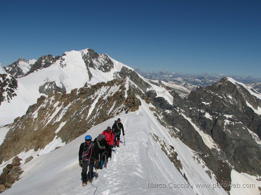 23_In cresta dalla vetta occidentale alla centrale.JPG